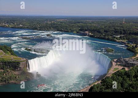 Vue aérienne sur les chutes Horseshoe, y compris le bateau Hornblower naviguant sur la rivière Niagara, le Canada et la frontière naturelle des États-Unis Banque D'Images