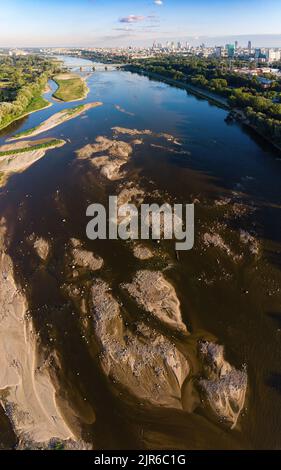 Faible niveau d'eau dans la rivière Vistule, effet de la sécheresse vu du point de vue de l'oiseau. Ville de Varsovie à une distance. Banque D'Images