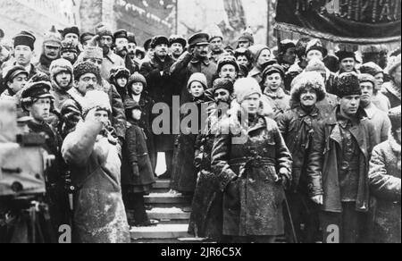 VLADIMIR LÉNINE avec Léon Trotsky à sa gauche sur la place Rouge en 1919. Banque D'Images