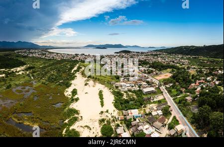 Vue panoramique aérienne de Enseada da Pinheira - une petite station balnéaire dans le provice de Santa Catarina, Brésil Banque D'Images