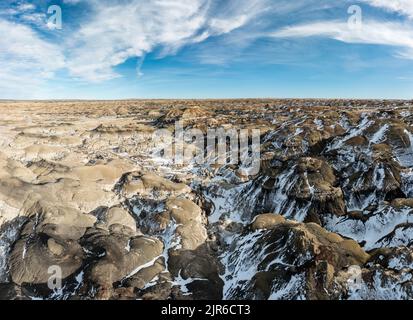 Vue panoramique aérienne de la région sauvage de Bisti de-Na-Zin au Nouveau-Mexique en hiver Banque D'Images