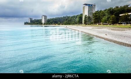 Vue sur la plage dans la ville géorgienne de Pitsunda au printemps. Banque D'Images