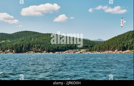 Baie Chivyrkuisky du lac Baikal. Vue sur le village de Kurbulik. Parc national de Zabaikalsky, Buryatia, Russie. Banque D'Images