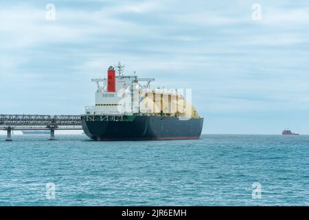 Navire-citerne de gaz naturel liquéfié pendant le chargement à un terminal offshore de GNL Banque D'Images