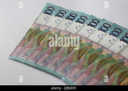 Billets en valeurs unitaires de 100 roubles biélorusses disposés sur fond gris Banque D'Images