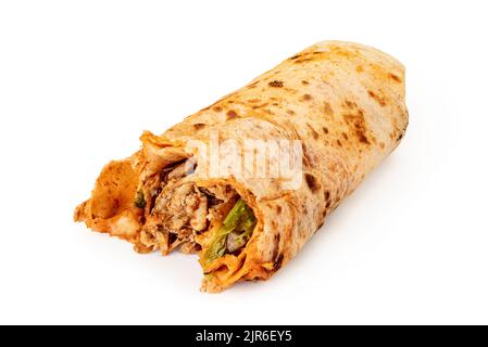 Isolé sur fond blanc, le doner turc ou le blé dur est un fast food avec de la viande et de la salade enveloppées dans un pain plat. Aliments malsains et gras Banque D'Images