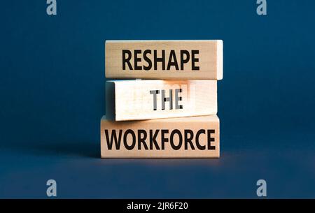 Reformer le symbole de l'effectif et du soutien. Les mots-concepts reforment la main-d'œuvre sur des blocs de bois. Magnifique fond gris de table. Remodelage de l'entreprise Banque D'Images