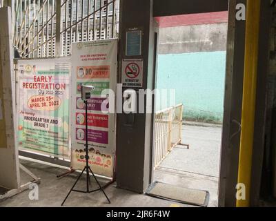 Malabo City, Philippines. 22nd août 2022. Il y avait une machine numérique automatique de mesure de la température corporelle et un distributeur d'alcool à l'entrée de l'école élémentaire Tinajeros à Malabo City. Après deux années d'école sans cours en face à face, les couloirs et les salles de classe vides seront remplis une fois de plus d'élèves, puisque le ministère de l'éducation (Depud) ouvre officiellement le début de l'année scolaire 2022-2023 le lundi 22 août. Crédit : SOPA Images Limited/Alamy Live News Banque D'Images