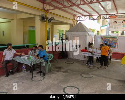 Malabo City, Philippines. 22nd août 2022. Près de la porte d'entrée de l'école élémentaire Tinajeros à Malabo City, il y avait une zone d'isolement au cas où un étudiant aurait des symptômes de Covid-19. Après deux années d'école sans cours en face à face, les couloirs et les salles de classe vides seront remplis une fois de plus d'élèves, puisque le ministère de l'éducation (Depud) ouvre officiellement le début de l'année scolaire 2022-2023 le lundi 22 août. Crédit : SOPA Images Limited/Alamy Live News Banque D'Images