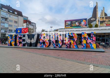 La sculpture typographique de Newborn sur une rue et les drapeaux du Kosovo et de la Turquie dans le centre de Pristina Banque D'Images