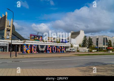 Le signe de la lettre de Newborn sur une rue sous un ciel bleu nuageux dans le centre de Pristina Banque D'Images