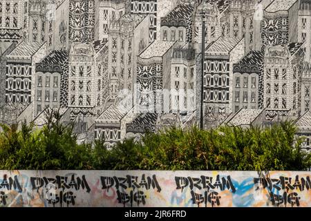Rêvez d'une grande barrière de rue en face d'une fresque d'art publique près du centre d'affaires du bas de Manhattan, New York Banque D'Images