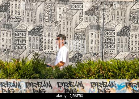 Rêvez d'une grande barrière de rue en face d'une fresque d'art publique près du centre d'affaires du bas de Manhattan, New York Banque D'Images