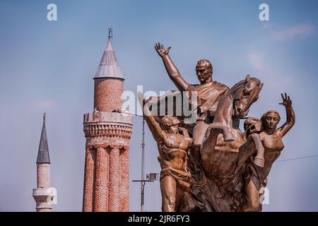 07 juillet 2022, Antalya, Turquie: Mustafa Kemal Ataturk statue équestre sur une place à Antalya. Minaret Yivli et la vieille ville en arrière-plan Banque D'Images