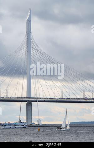 Russie, Saint-Pétersbourg, le 29 juillet 2022 : petit yacht de sport à voile à temps orageux, pont très câblé en arrière-plan Banque D'Images