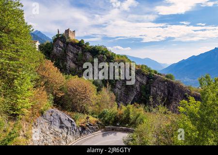 Paysage magnifique d'un ancien château en ruines situé à côté d'une falaise dans la montagne - vue aérienne - Lombardie, Italie Banque D'Images