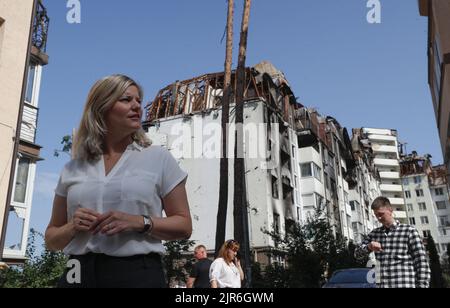 2022-08-22 10:44:53 les ministres néerlandais du Commerce extérieur et du développement liesje Schreineremacher assistent à sa visite dans la région endommagée par des shellings dans la ville d'Irpin, près de Kiev, Ukraine, 22 août 2022. Les ministres néerlandais du Commerce extérieur et du développement liesje Schreinemacher et le ministre de la Défense Kajsa Ollongren se rendent à Kiev et dans les villes suraund pour rencontrer des responsables ukrainiens. Irpin ainsi que d'autres villes et villages dans la partie nord de la région de Kiev sont devenus des champs de bataille et ont été lourdement bombardés quand les troupes russes ont essayé d'atteindre la capitale ukrainienne Kiev en février et mars 2022. Netherl Banque D'Images