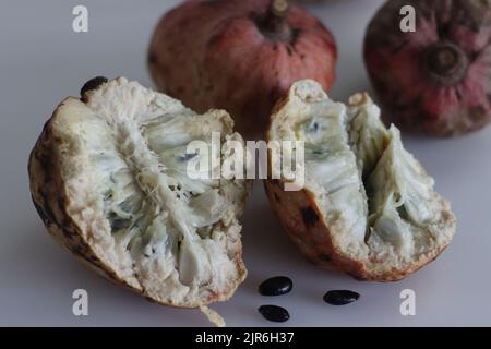 Tranches de fruits rouges de pomme de Custard ou coeur de boulettes d'Annona reticulata. Un fruit dont la forme est variable. Lorsqu'il est mûr, le fruit est brun ou jaunâtre, avec RE Banque D'Images