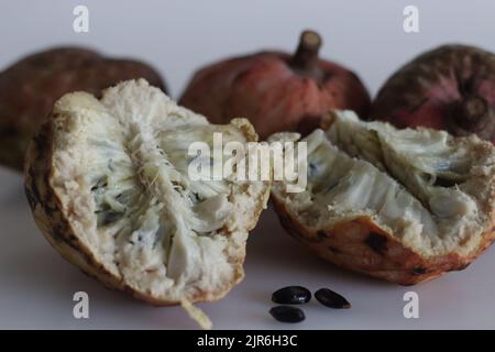 Tranches de fruits rouges de pomme de Custard ou coeur de boulettes d'Annona reticulata. Un fruit dont la forme est variable. Lorsqu'il est mûr, le fruit est brun ou jaunâtre, avec RE Banque D'Images