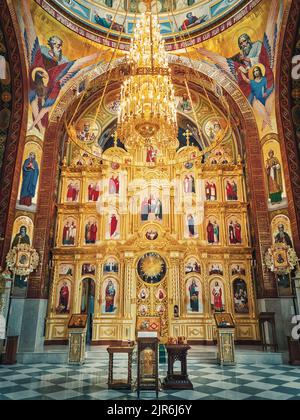 L'autel et l'intérieur peint magnifique du monastère de Curchi. Chandelier doré suspendu avec lumières brillantes. Différentes icônes de saints comme tradi Banque D'Images