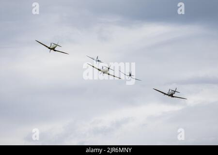 Supermarine Spitfire, Supermarine Seafire, Hawker Sea Hurricane, Grumman F8F Bearcat et Goodyear FG-1D Corsair en vol au salon de l'aéronautique Fly Navy Banque D'Images