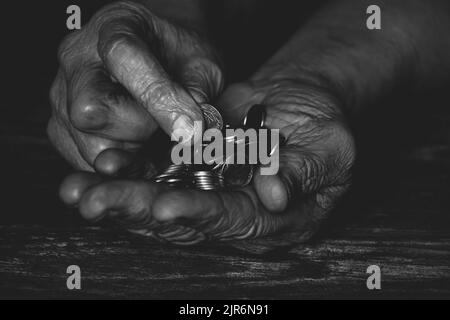 mains d'une vieille femme avec des pennies sur la table, argent dans les mains d'un pensionné Banque D'Images