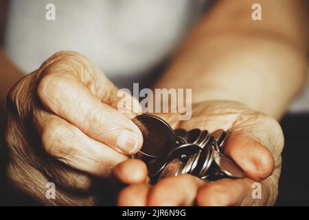 mains d'une vieille femme avec des pennies sur la table, argent dans les mains d'un pensionné Banque D'Images