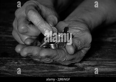 mains d'une vieille femme avec des pennies sur la table, argent dans les mains d'un pensionné Banque D'Images