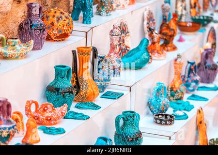 Cruches et vases traditionnels turcs et orientaux décorés de motifs floraux à vendre sur le marché du bazar Banque D'Images