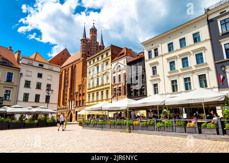 Maisons colorées autour de la place du marché de la vieille ville (Rynek Staromiejski) et du restaurant Chleb i Wino, Torun, Pologne Banque D'Images