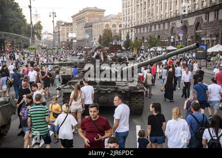 Kiev, Ukraine. 22nd août 2022. Les gens regardent l'équipement militaire russe détruit dans la rue Khreshchatyk à Kiev, dimanche, 21 août 2022, qui a été transformé en un musée militaire en plein air avant le jour de l'indépendance de l'Ukraine sur 24 août, dans le cadre de l'invasion de l'Ukraine par la Russie. Photo de Vladyslav Musiienko/UPI crédit: UPI/Alay Live News Banque D'Images