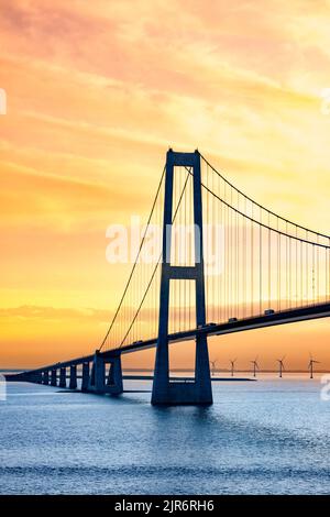 Pont suspendu Great Belt à Sunset, Danemark Banque D'Images