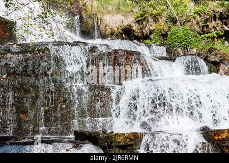 Vue sur la cascade de Tvindefossen ou de Tvinnefossen près de Voss en Norvège Banque D'Images