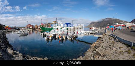 Vue panoramique du port avec bateaux de pêche et hors-bord dans le port coloré de Sisimiut, Groenland, le 16 juillet 2022 Banque D'Images