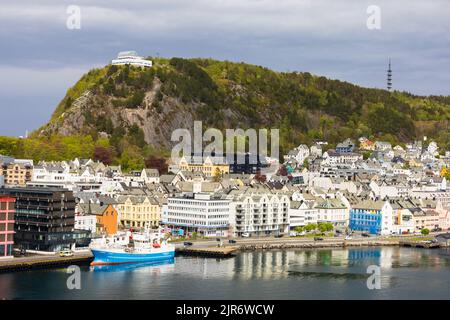 Quai à Alesund, avec le point de vue d'Aksla au sommet de la colline. Norvège Banque D'Images