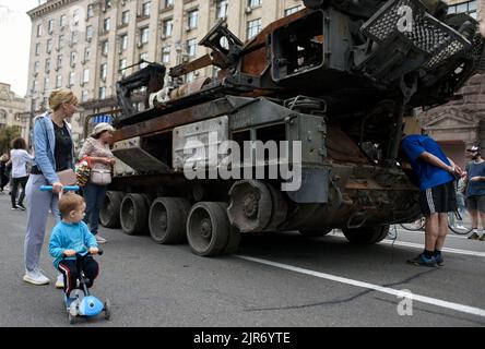 KIEV, UKRAINE - 20 AOÛT 2022 - les gens regardent l'équipement militaire russe détruit exposé à l'exposition consacrée à la Journée de l'indépendance de l'Ukraine dans la rue Khreshchatyk, Kiev, capitale de l'Ukraine. Banque D'Images