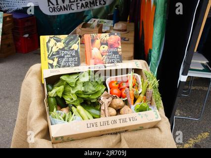 Riverford local veg box avec des produits frais biologiques livrés à votre porte chaque semaine Banque D'Images