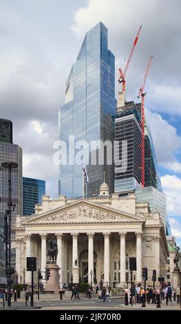 Le Royal Exchange Building et le TwentyTWo Skyscraper au 22 Bishopsgate, Londres, Royaume-Uni. Concept d'ancien et moderne Banque D'Images