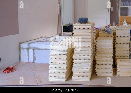 une pile de tuiles pour la construction d'un poêle en faïence se trouve à côté d'une fondation Banque D'Images