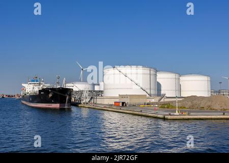 Anvers, Belgique - août 2022 : grand pétrolier amarré dans le port commercial de la ville. C'est un port important pour décharger le pétrole en Europe. Banque D'Images