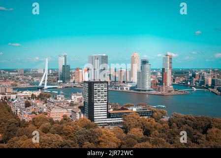 Un tir de drone de la ville de Rotterdam à la lumière du jour aux pays-Bas Banque D'Images