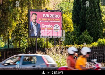 Rome, Italie. 22nd août 2022. ROME, ITALIE - AOÛT 22 : une photo prise sur 22 août 2022 à Rome montre une affiche électorale du dirigeant de la Ligue du Nord Matteo Salvini, avant les élections politiques sur le crédit 25 septembre : Agence de photo indépendante/Alamy Live News Banque D'Images