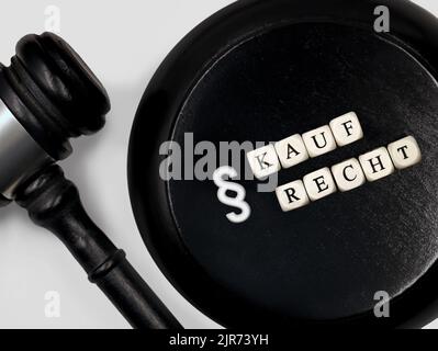 Juge Gavel avec bloc rond et le mot allemand Kaufrecht pour le droit d'achat avec symbole de paragraphe Banque D'Images