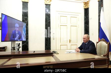 Moscou, Russie. 22nd août 2022. Le président russe Vladimir Poutine préside une téléconférence avec le gouverneur par intérim de la région de Tomsk, Vladimir Mazur, du Kremlin, 22 août 2022, à Moscou, en Russie. Credit: Mikhail Klimentyev/Kremlin Pool/Alamy Live News Banque D'Images