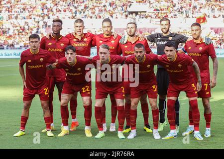 Rome, Italie. 22nd août 2022. Les joueurs roms posent pour des photos avant le début de la série italienne Un match de football entre Roma et Cremonese au stade olympique de Rome. Première rangée, de gauche à droite, Paulo Dybala, NicoloÕ Zaniolo, Rick Karsdorp, Leonardo Spinazzola, Roger Ibanez ; rangée arrière, de gauche à droite, Tammy Abraham, Gianluca Mancini, Chris Smalling, Bryan Cristante, Rui Patricio, Lorenzo Pellegrini, Crédit: Riccardo de Luca - mise à jour des images/Alamy Live News Banque D'Images