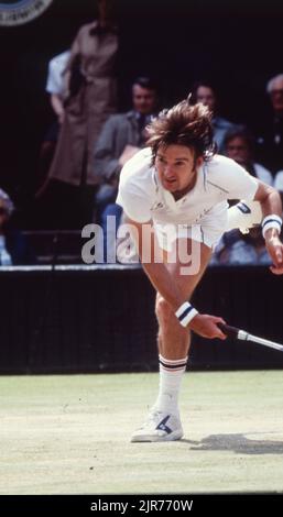 30 juin 1981, Wimbledon, Angleterre, Royaume-Uni: JIMMY CONNERS servant le ballon à Vijay Armitraj de l'Inde dans le match de quarts de finale des hommes. Conners a gagné en cinq séries. (Credit image: © Keystone Press Agency/ZUMA Press Wire). Banque D'Images