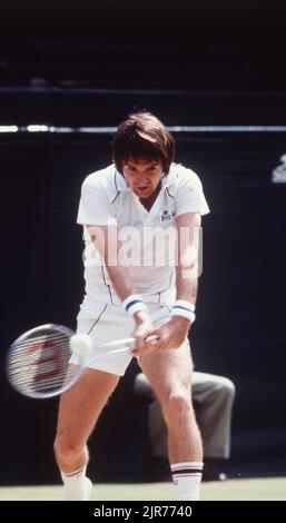 30 juin 1981, Wimbledon, Angleterre, Royaume-Uni : JIMMY CONNERS retourne le ballon à Vijay Armitraj de l'Inde dans le match de quarts de finale des hommes. Conners a gagné en cinq séries. (Credit image: © Keystone Press Agency/ZUMA Press Wire). Banque D'Images