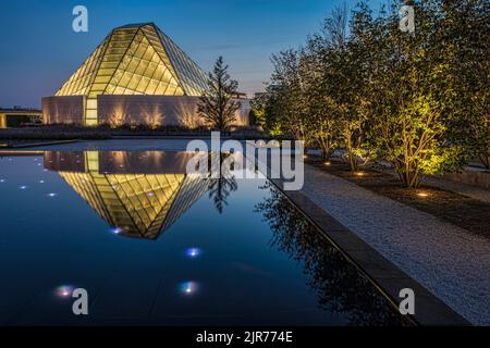 Le Centre Ismaili est une salle de prière musulmane à North York, en Ontario, à seulement cinq bassins réfléchissants du Musée Aga Khan. Banque D'Images