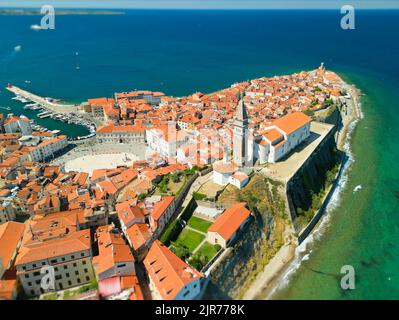 Une vue aérienne de la belle ville de Piran en Slovénie, située à côté de la mer Adriatique Banque D'Images