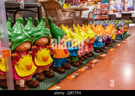 27 juin 2022, Antalya, Turquie: Gnomes de jardin en vente dans un atelier de jardinage et de réparation Banque D'Images